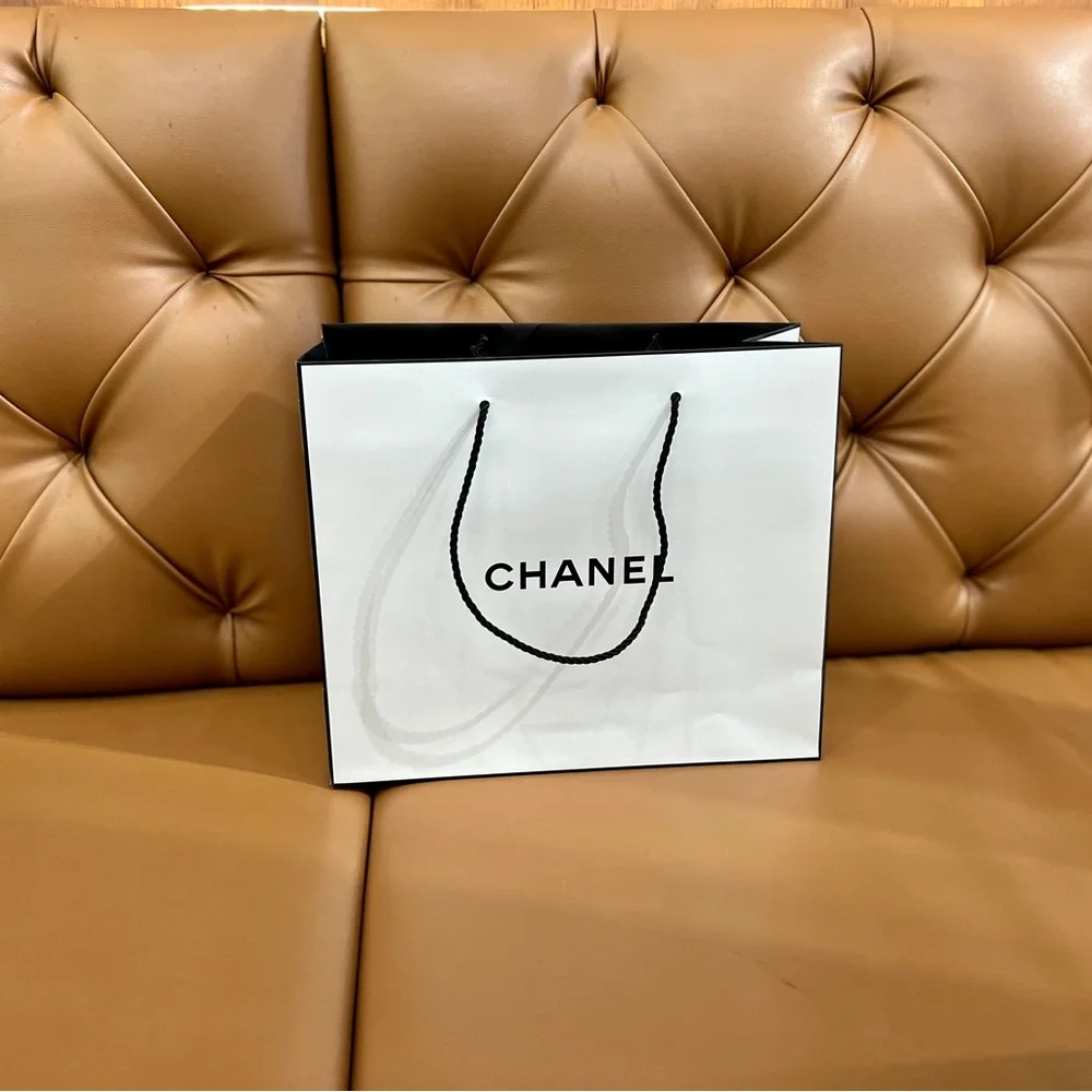 New!Stunning CHANEL Medium To large  Bag - Picture 4 of 5